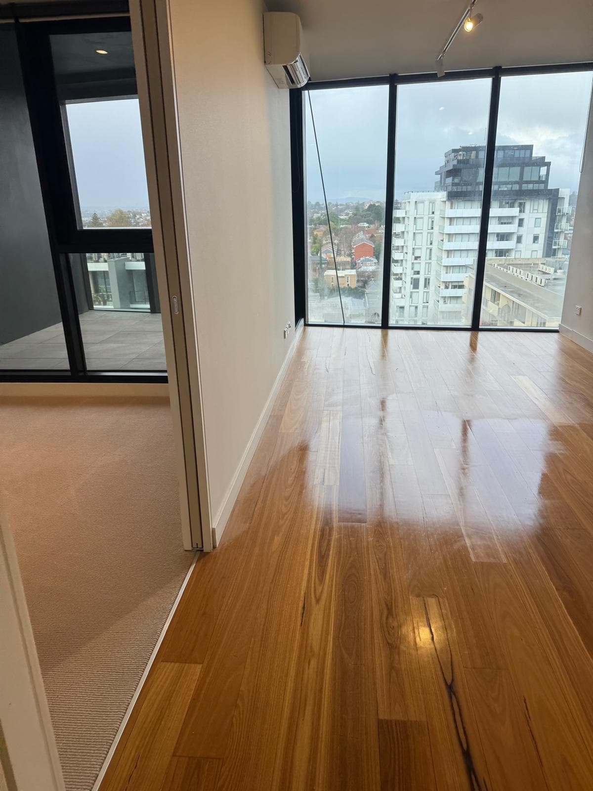 Living area after vacate clean — floors and surfaces inspection-ready